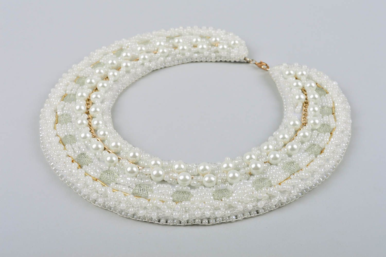 Collier brodé blanc Bijou fait main faux perles design Accessoire pour femme photo 4