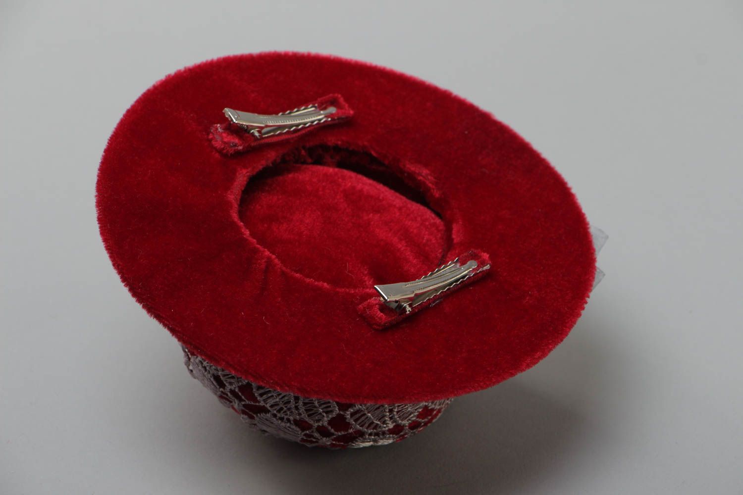 Originelle handgemachte Haarspange in Form vom Hut aus Samt für Frauen foto 4