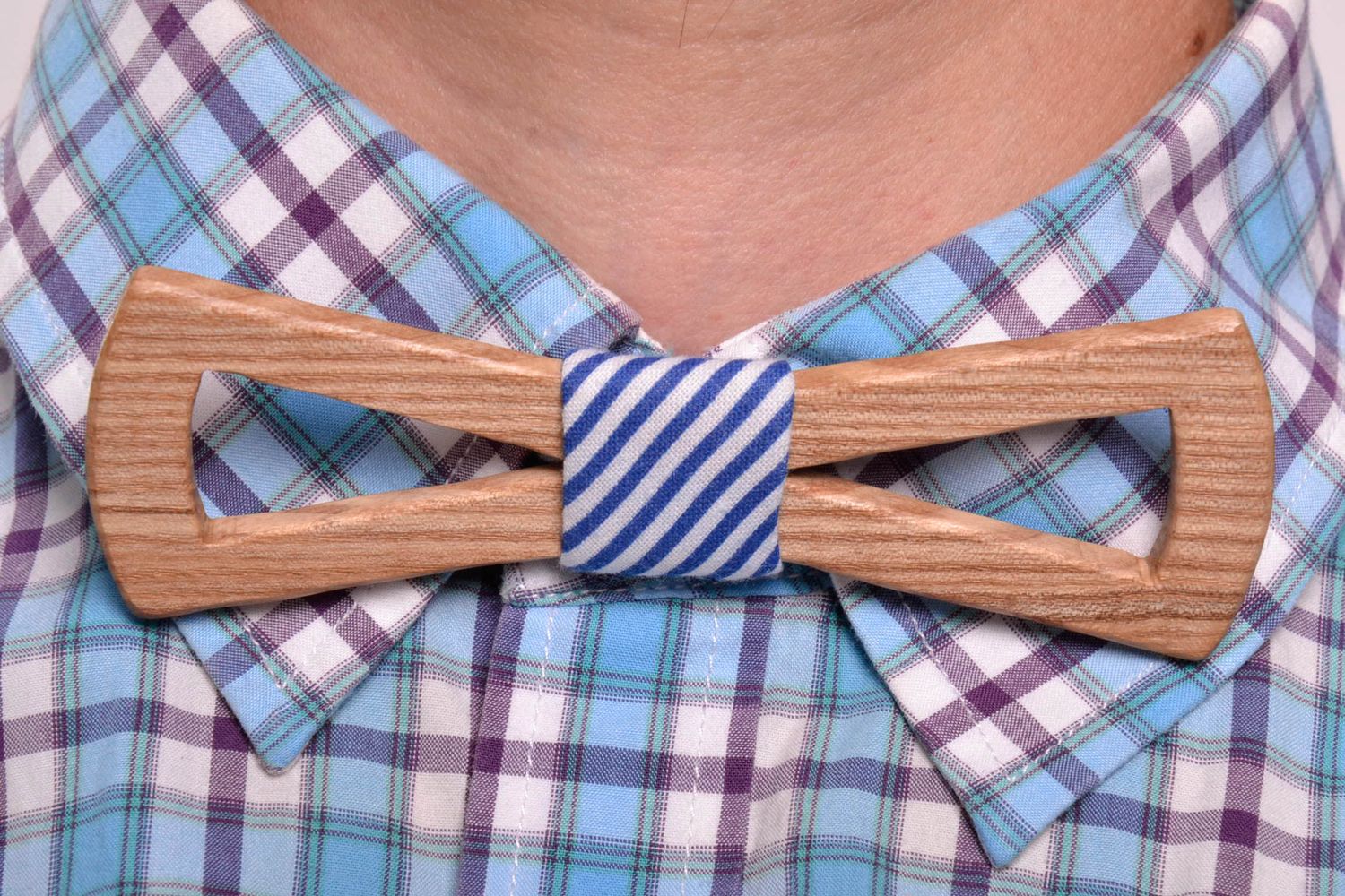 Conjunto: gravata-borboleta de madeira e lenço Marinho foto 5