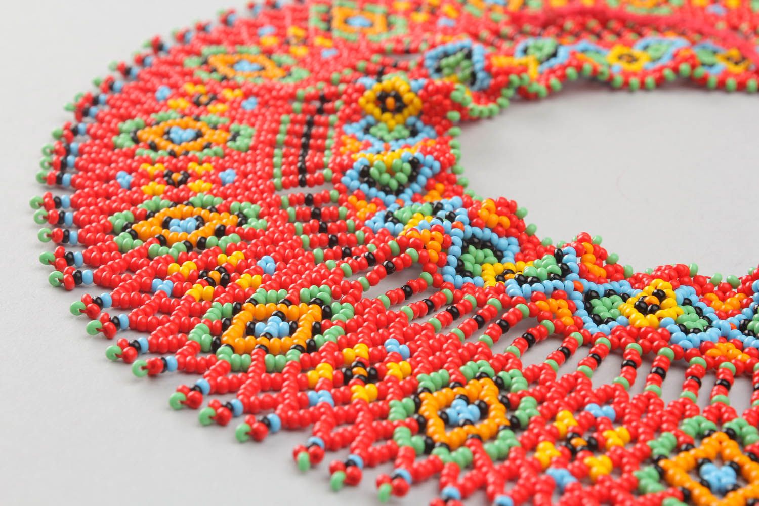 O colar amplo artesanal de miçangas Ornamento em vermelho foto 3