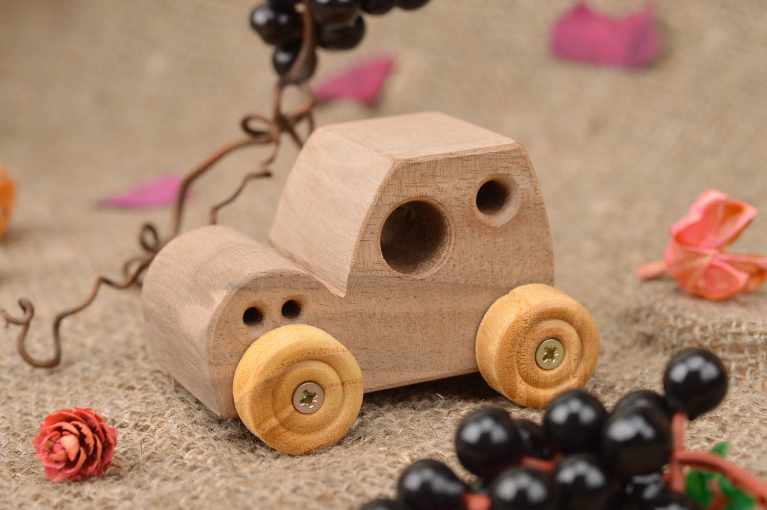 Petit jouet voiture en bois fait main joli original écologique pour enfant photo 1