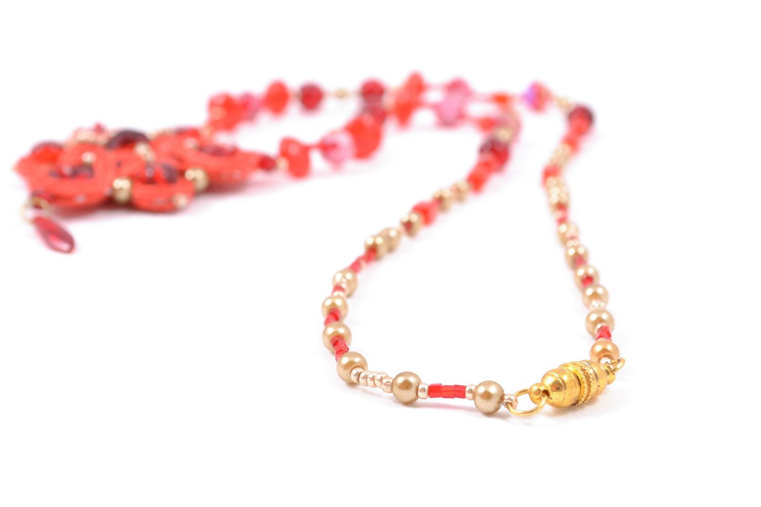 Pendentif soutache rouge en fils spéciaux fait main avec perles fantaisie photo 6
