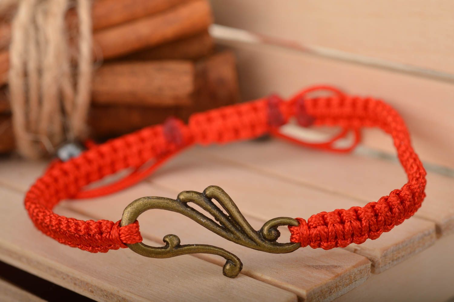 Красный браслет из шелковых ниток с вставкой из металла тонкий ручной работы фото 1