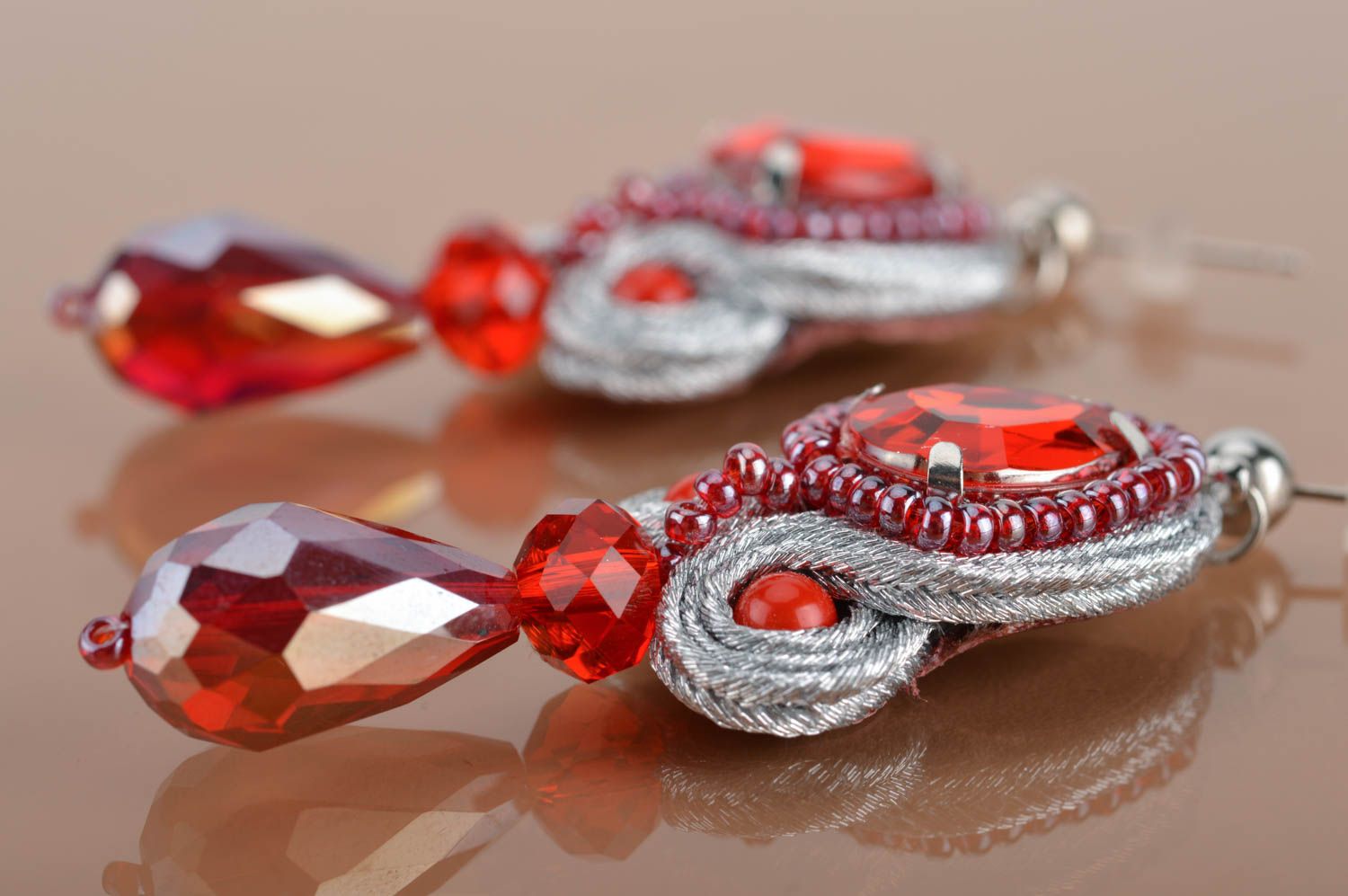 Boucles d'oreilles rouges pendantes soutache perles de rocaille faites main photo 5