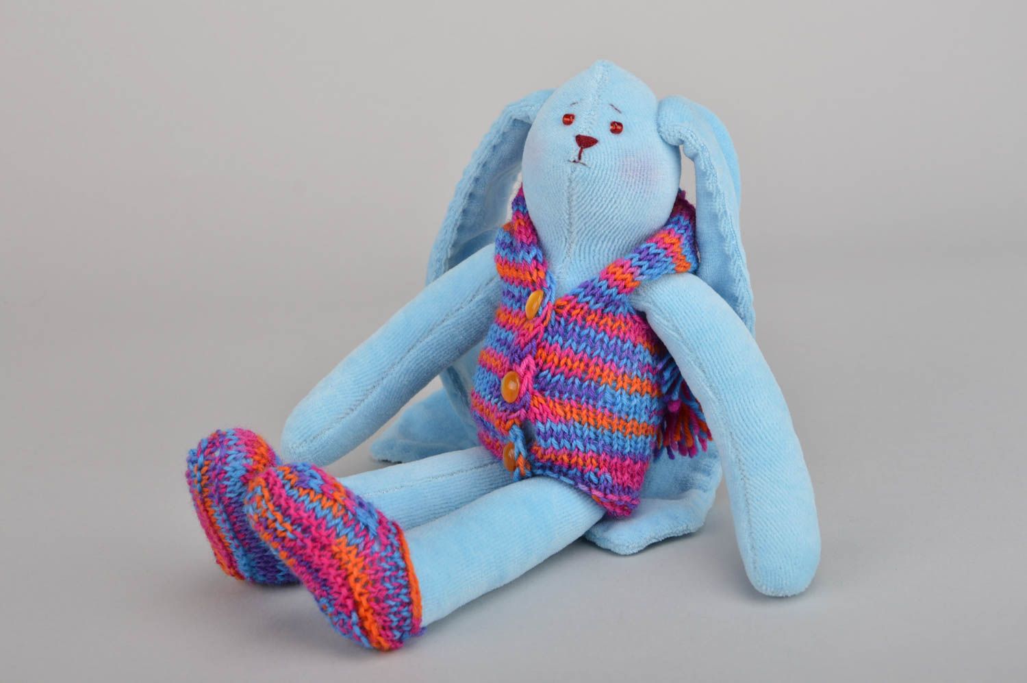 Peluche lièvre bleu en vêtement tricoté originale belle faite main pour enfant photo 2
