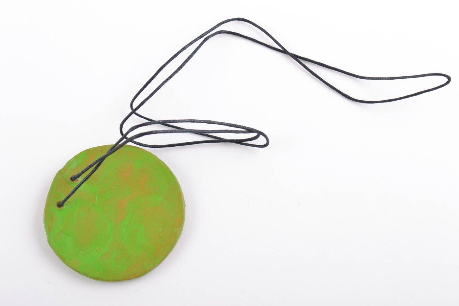 Ciondolo fatto a mano rotondo con laccio pendente verde con disegno insolito foto 4