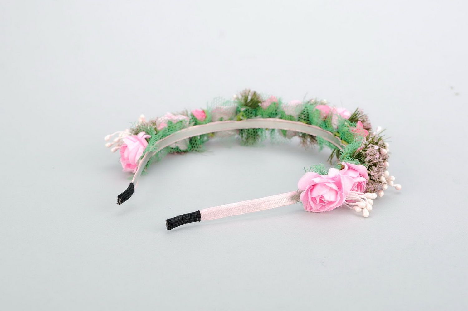 Headband with artificial flowers photo 4