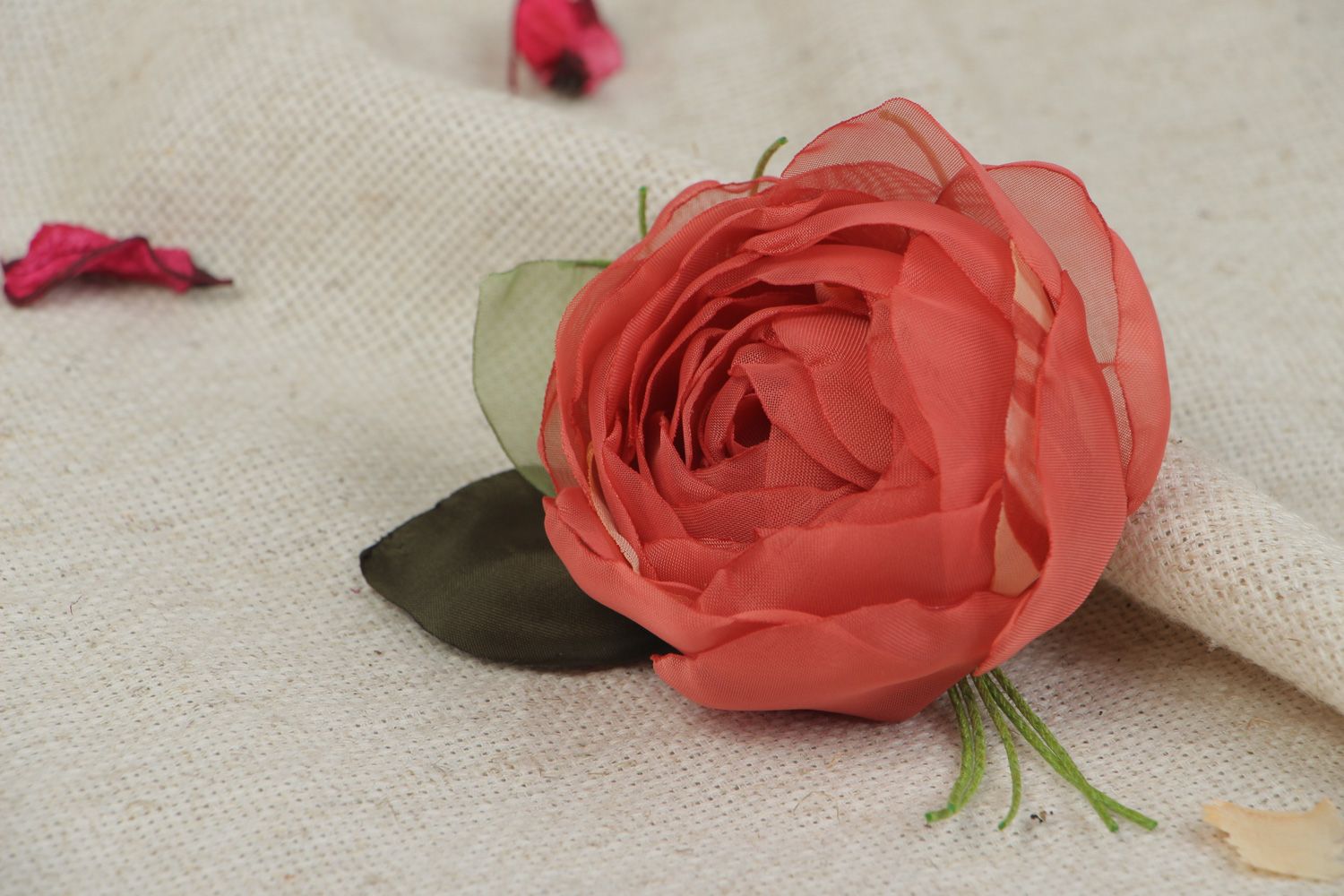 Шифоновая брошь в виде цветка красной розы ручной работы фото 4