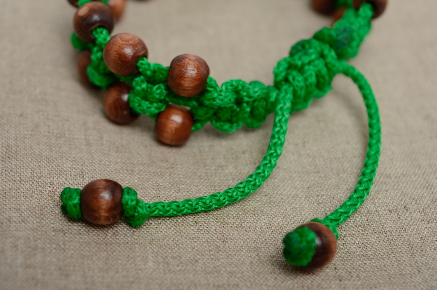 Bracelet en cordon tressé étroit vert et brun avec perles en bois fait main photo 4