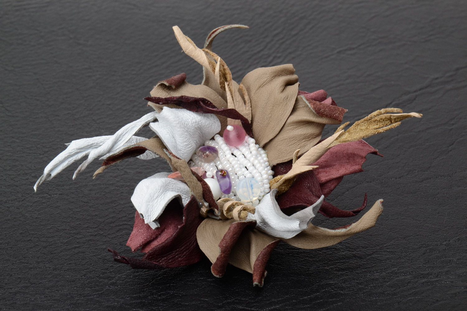 Брошь из натуральной кожи в виде цветка бежевая с бисером женская ручной работы фото 1