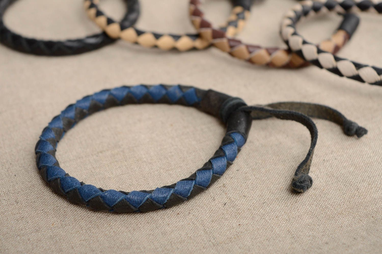 Bracelet tressé en cuir naturel bleu et noir fait main bijou pour homme photo 2