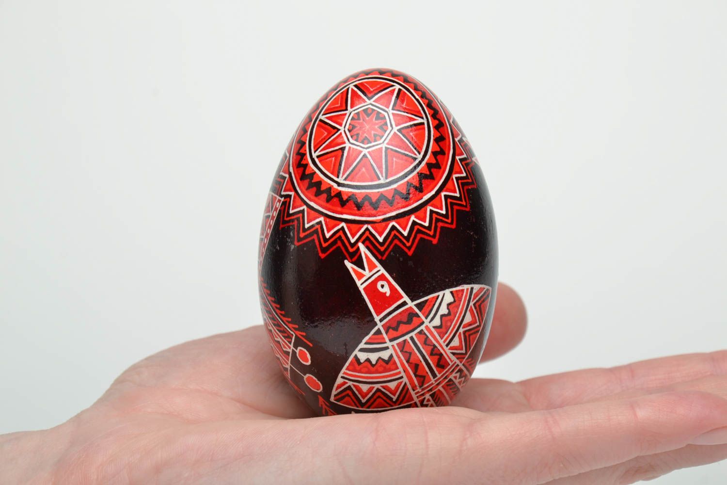 Œuf de Pâques décoratif pyssanka faite main peinture en noir rouge de créateur photo 5