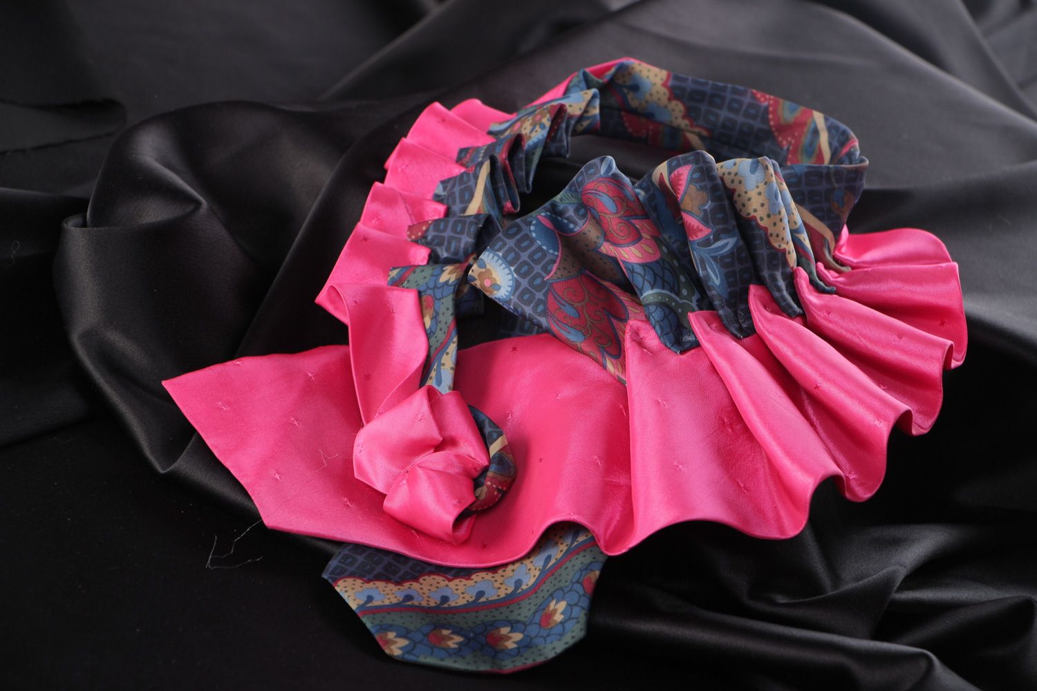 Rosafarbiges modisches originelles handgemachtes Krawatten Collier aus Stoff für Frauen foto 1