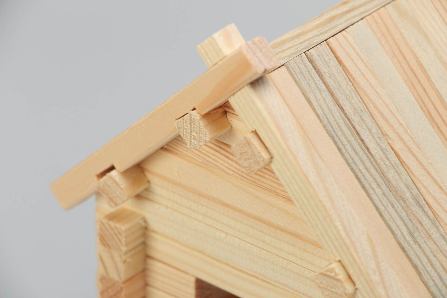 Деревянный конструктор избушка на 81 деталь ручной работы развивающая игрушка фото 4