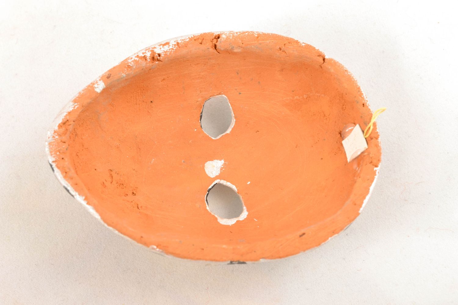 Маска интерьерная сувенирная из глины с петелькой белая фото 4