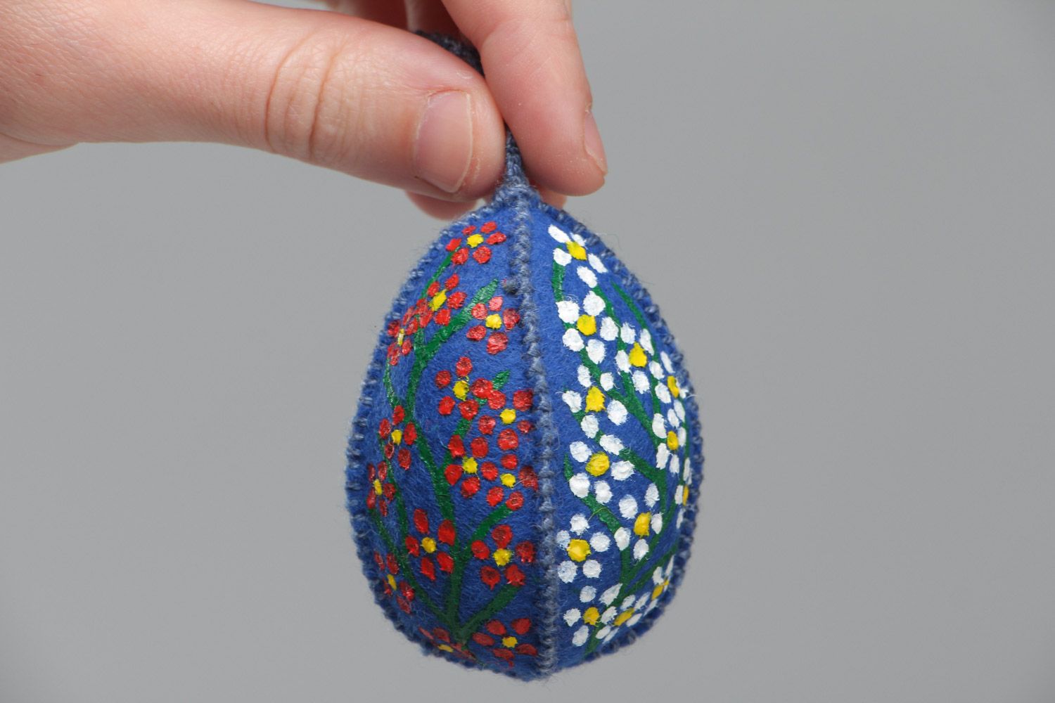 Интерьерная подвеска в виде пасхального яйца из ткани с росписью ручной работы фото 5