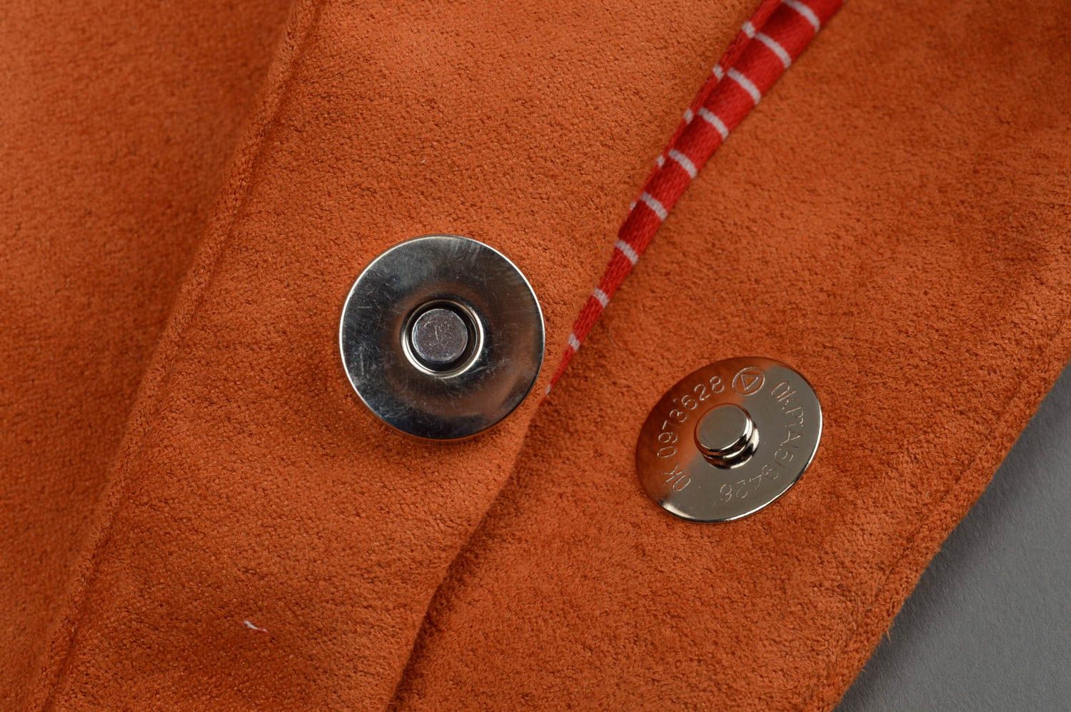 Оранжевая сумка сверток через плечо из искусственной замши ручной работы фото 5