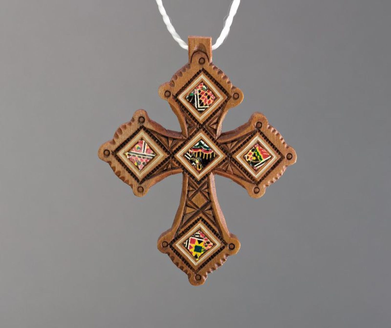 Croce di legno intarsiata con un mosaico foto 2