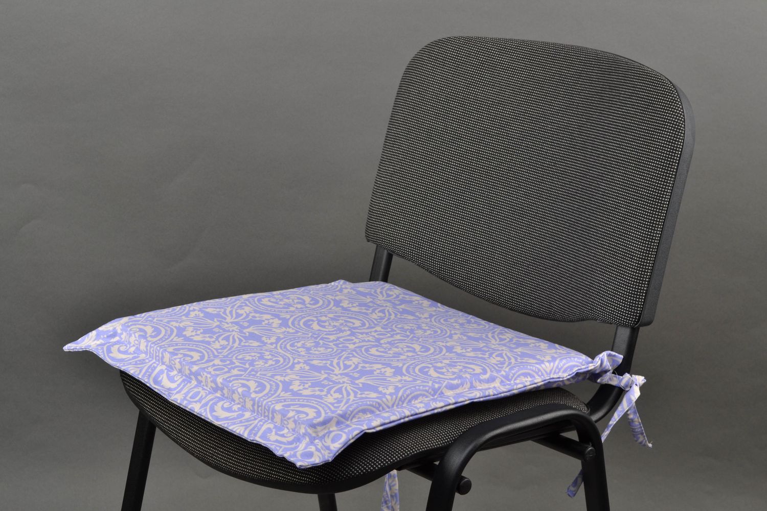 Подушка на стул голубая ажурная с завязками фото 2