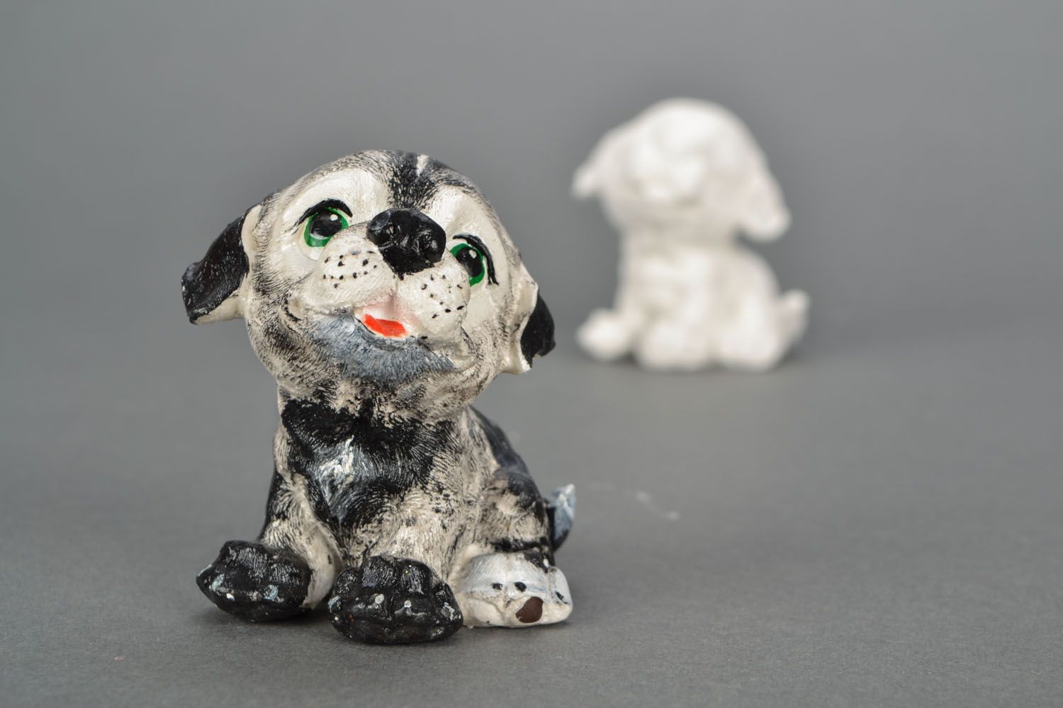 Estatueta de gesso pintada com tintas acrílicas em forma do cachorro  foto 1