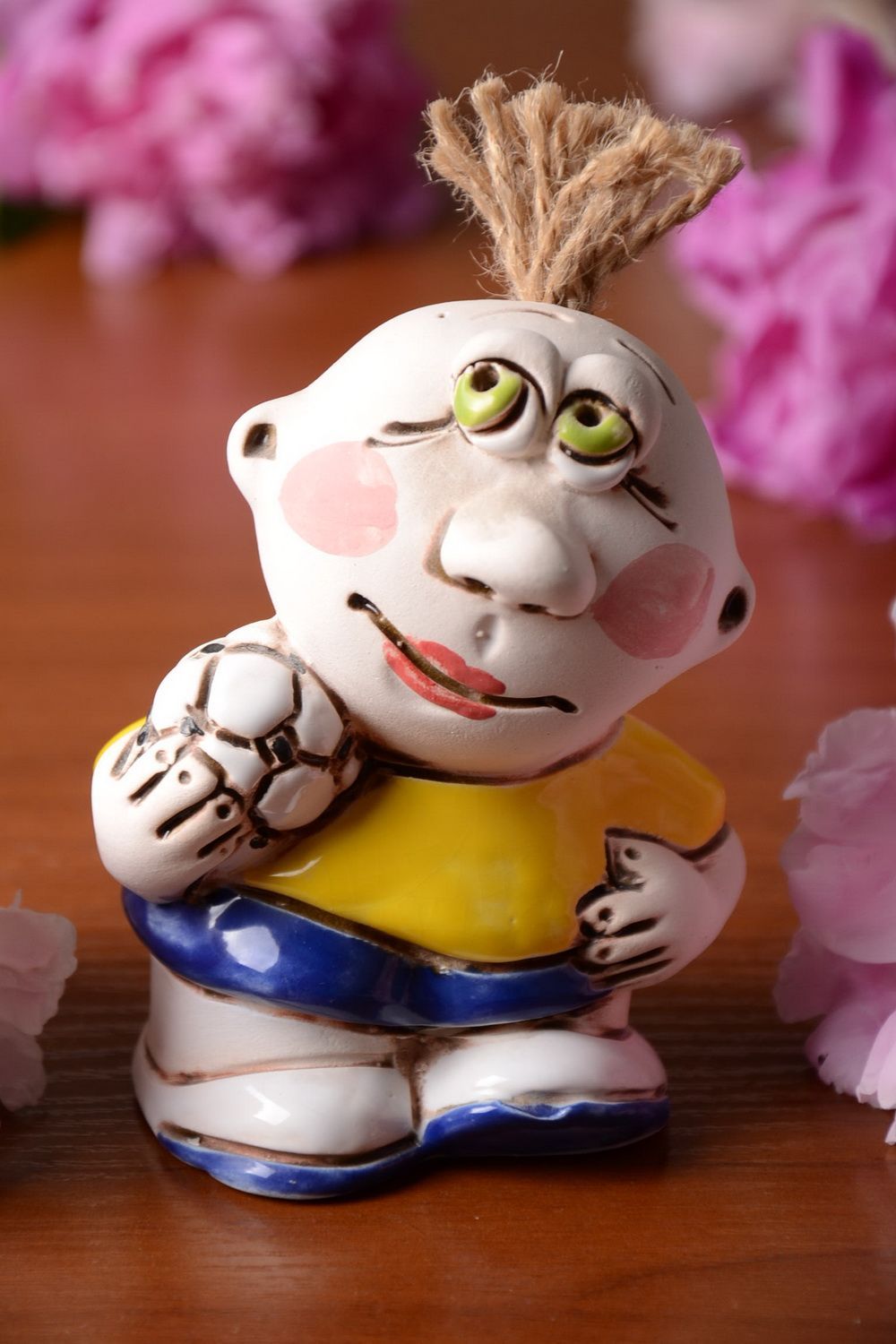 Handmade Statuette aus Ton mit Pigmenten bemalt Junge mit Ball künstlerisch foto 1