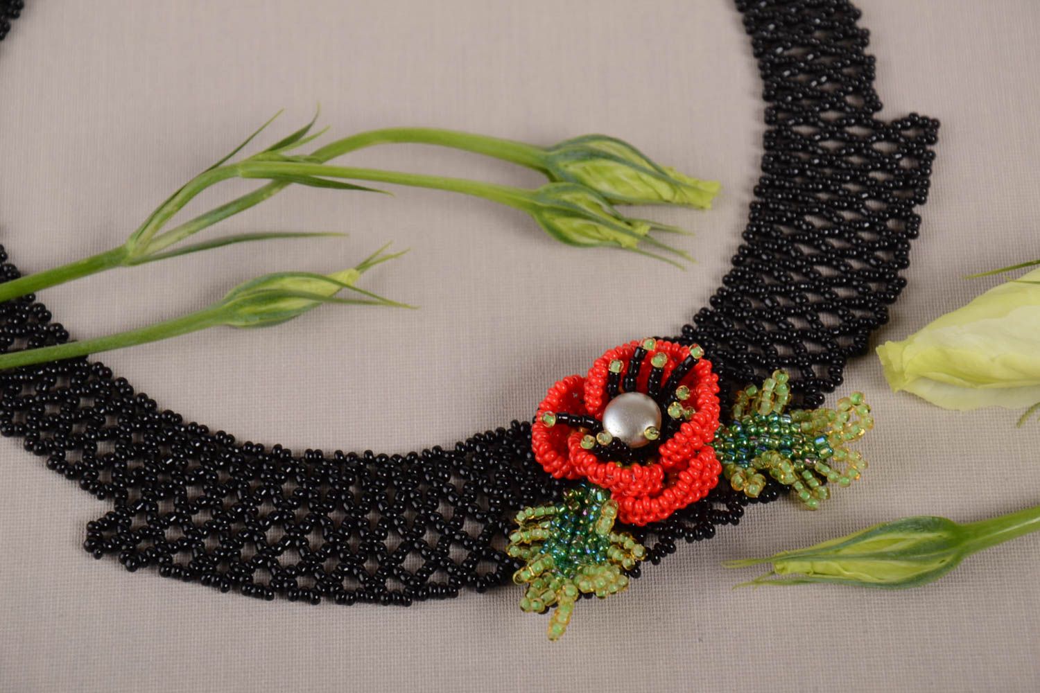 Collier noir large avec fleur rouge coquelicot fait main en perles de rocaille photo 1