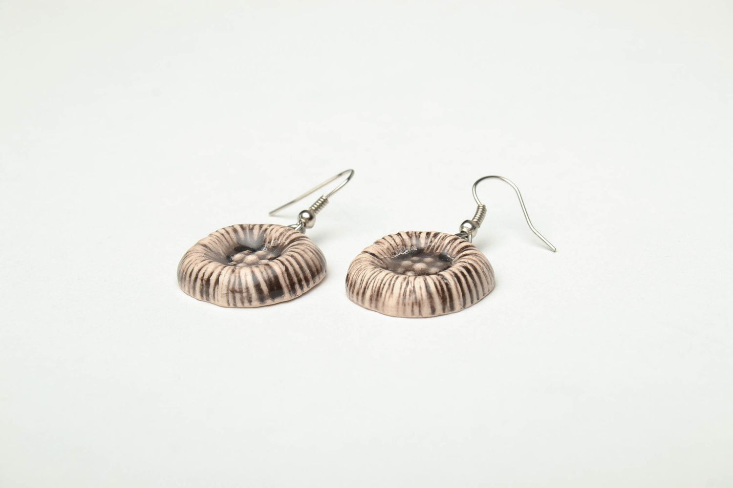 Small ceramic earrings painted with enamels photo 3