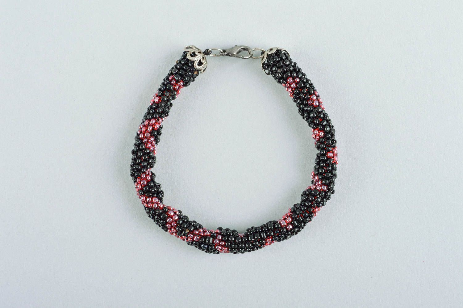 Bracelet tissé perles de rocaille Bijou fait main noir-rouge Cadeau femme photo 3