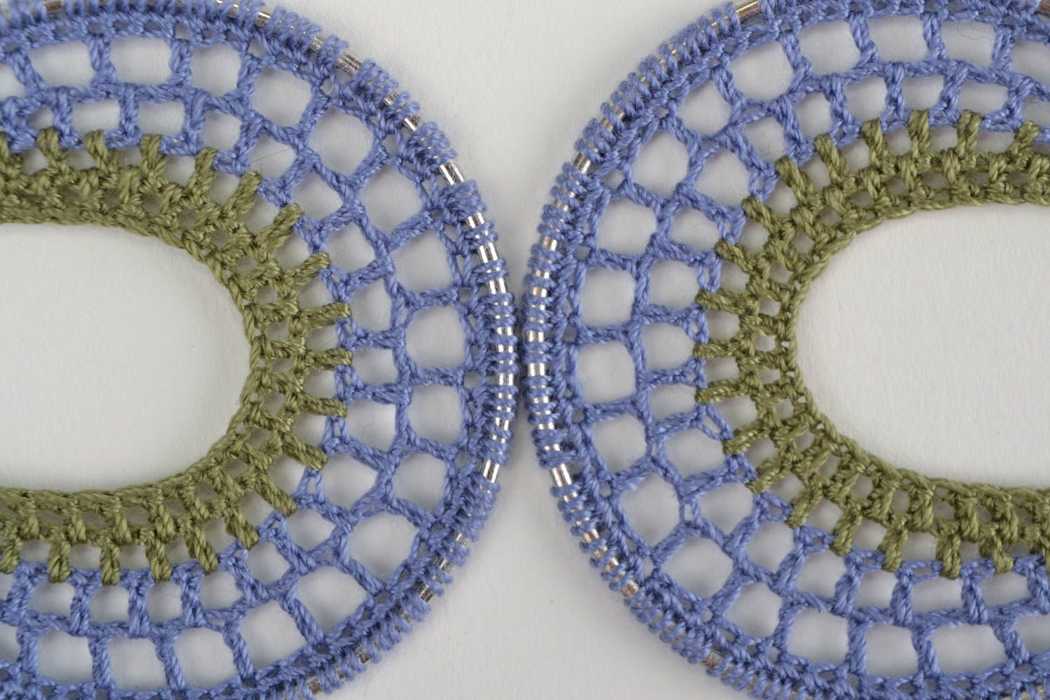 Boucles d'oreilles tricotées faites main en fils avec anneaux en métal bijou photo 5