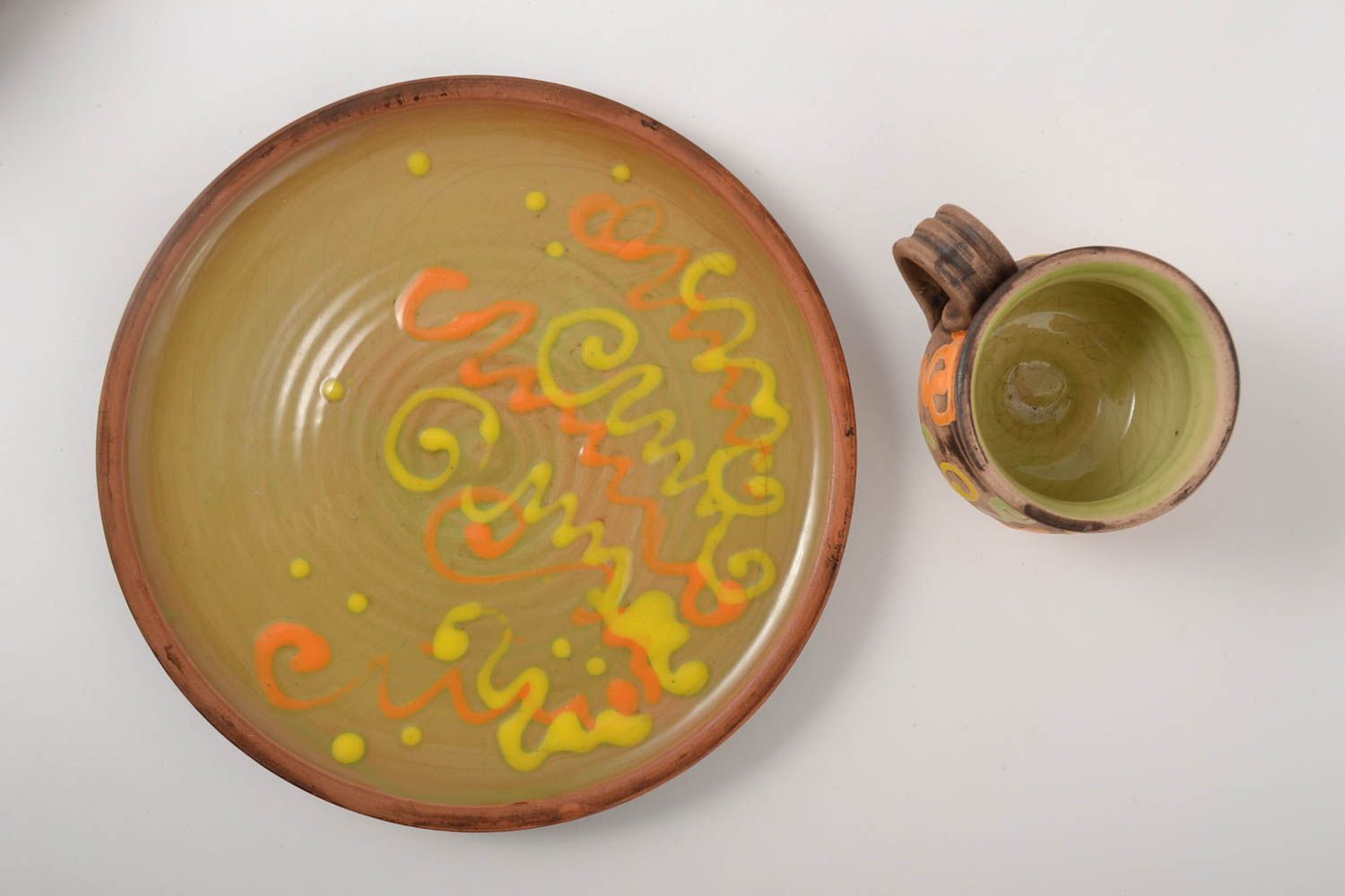 Ceramic handmade pottery set of wide clay plate and drinking 8 oz cup with handle and lime-yellow pattern photo 2