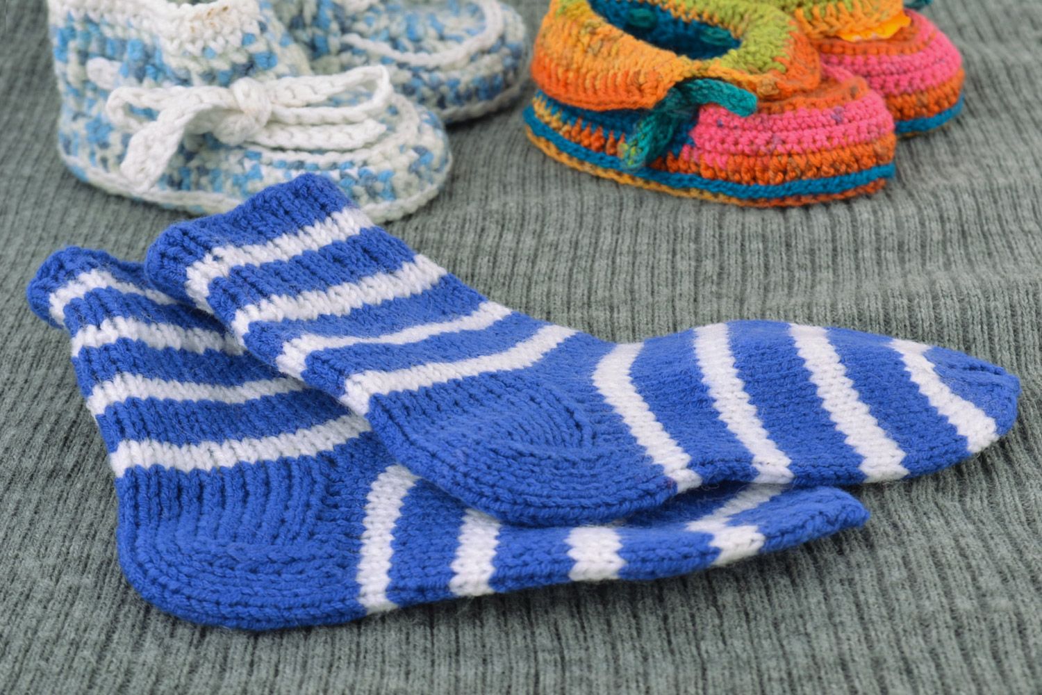 Chaussettes pour bébé tricotées chaudes faites main rayées couleurs bleu blanc photo 1