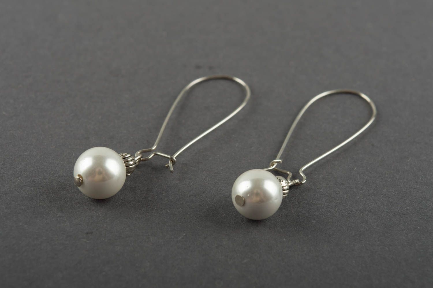Pendientes largos de perlas artificiales elegantes hermosos hechos a mano foto 3