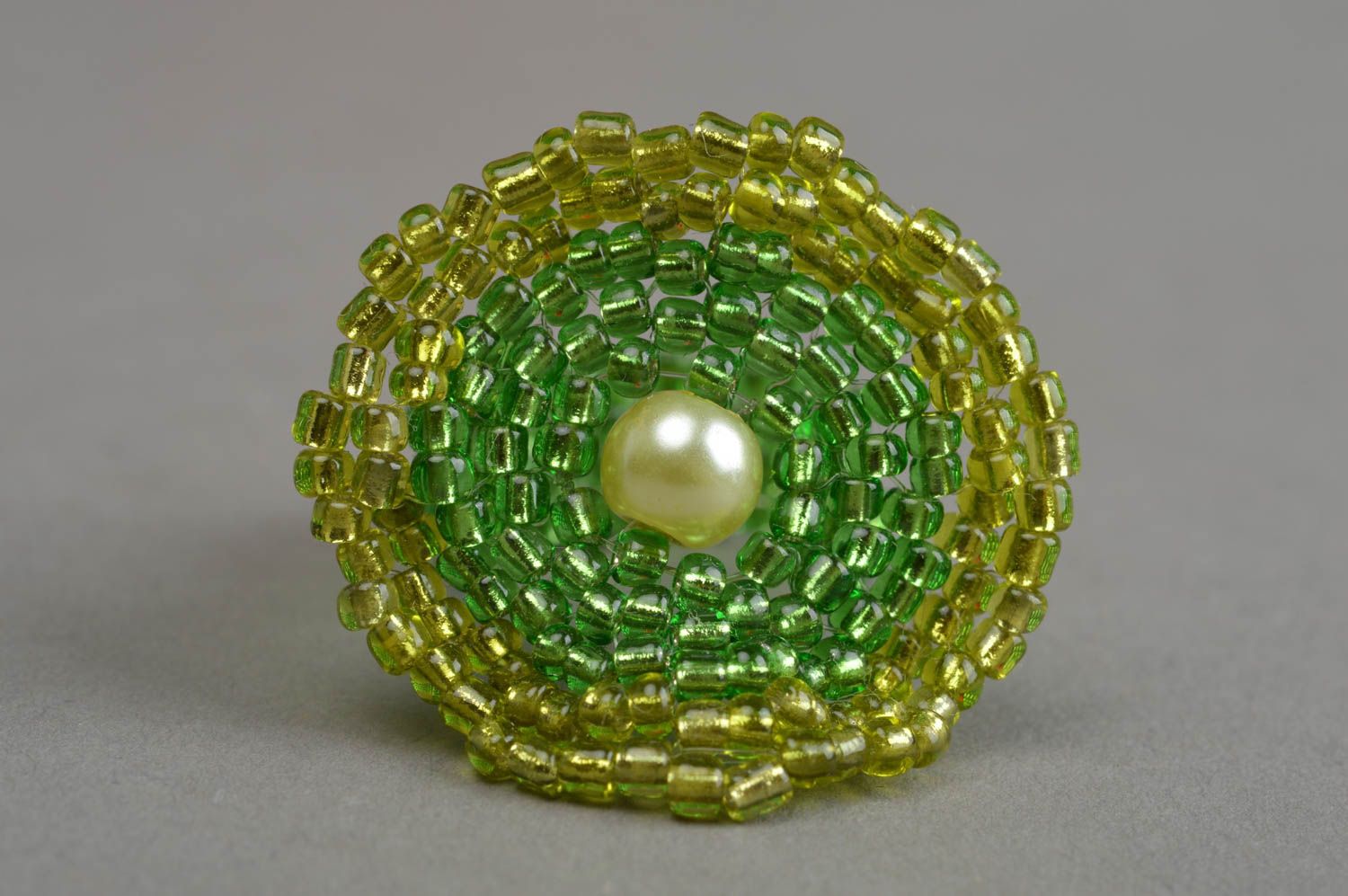 Кольцо из бисера с бусинкой в виде зеленого цветка ручной работы светлое  фото 4