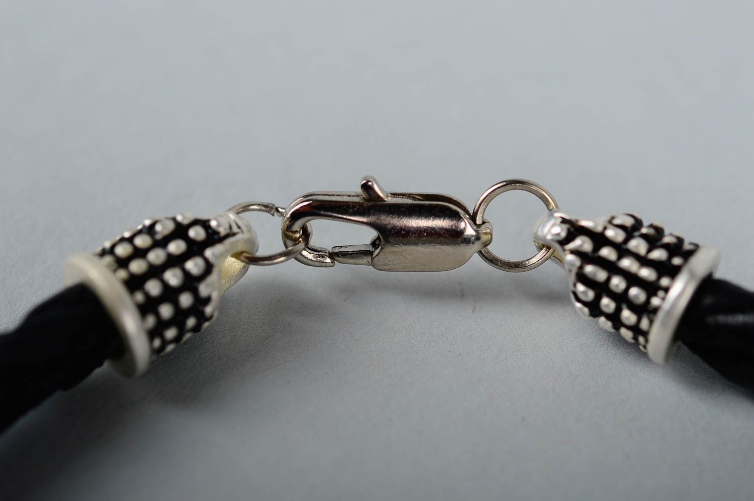 Стильный кожаный браслет ручной работы украшение из кожи черный браслет на руку фото 4