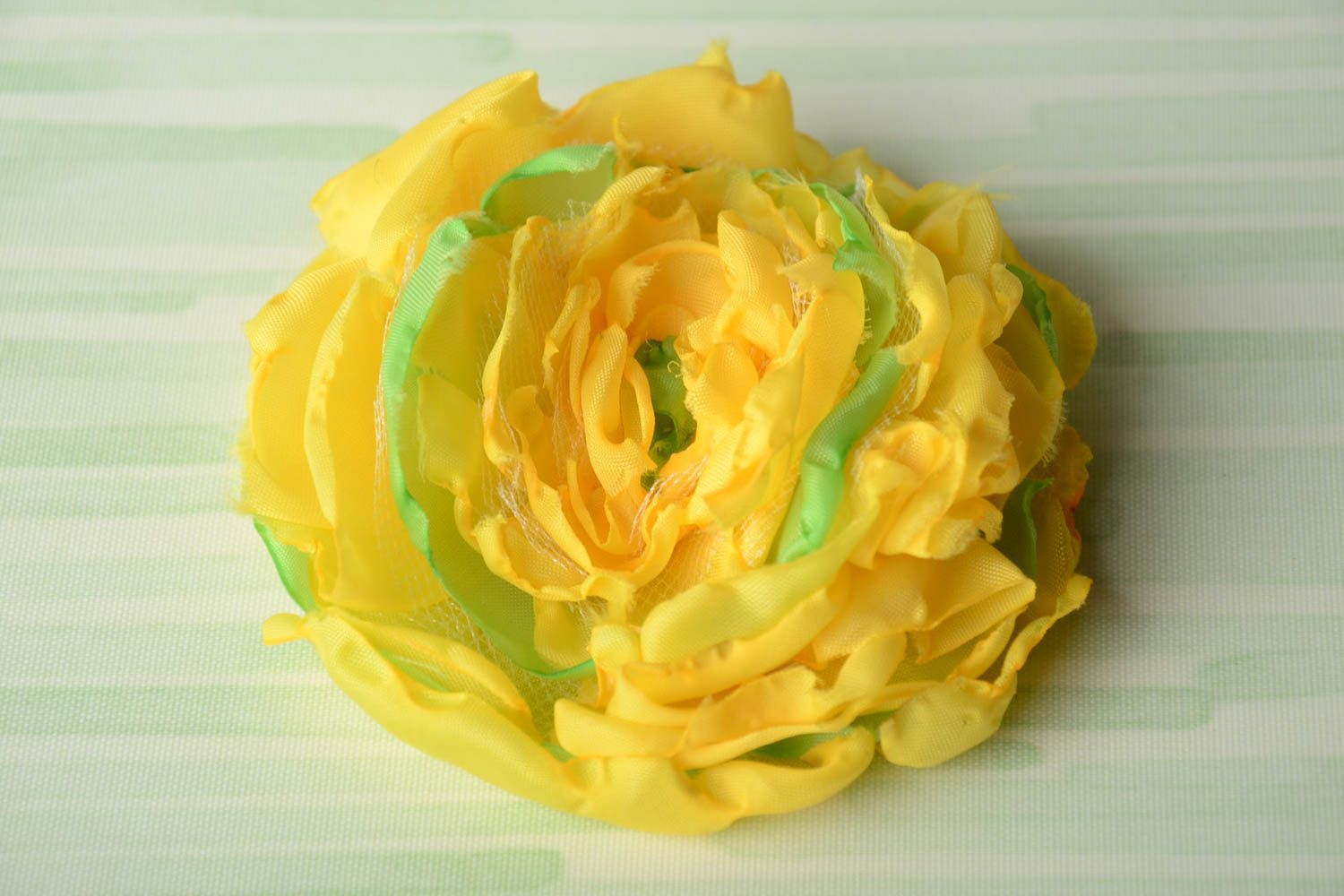 Брошь из ткани ручной работы авторская красивая желтая с салатовым в виде цветка фото 1
