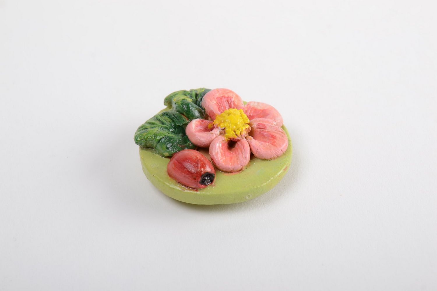 Magnet rond pour frigo avec fleur rose en argile peint fait main de créateur photo 2