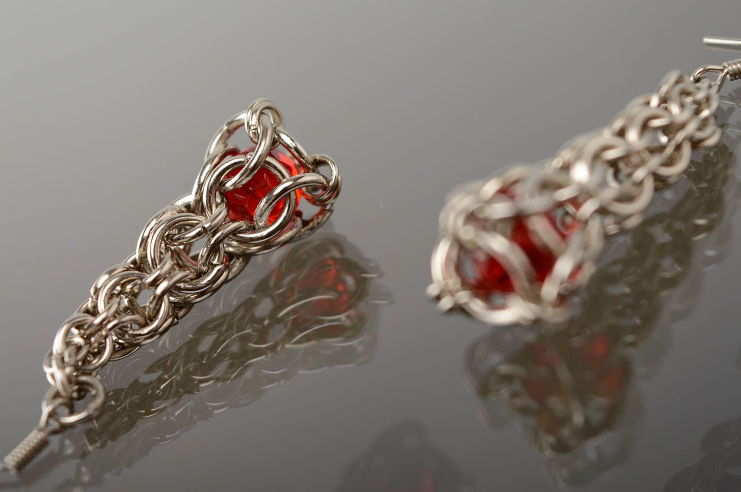 Boucles d'oreilles pendantes faites main technique cotte de maille originales photo 3