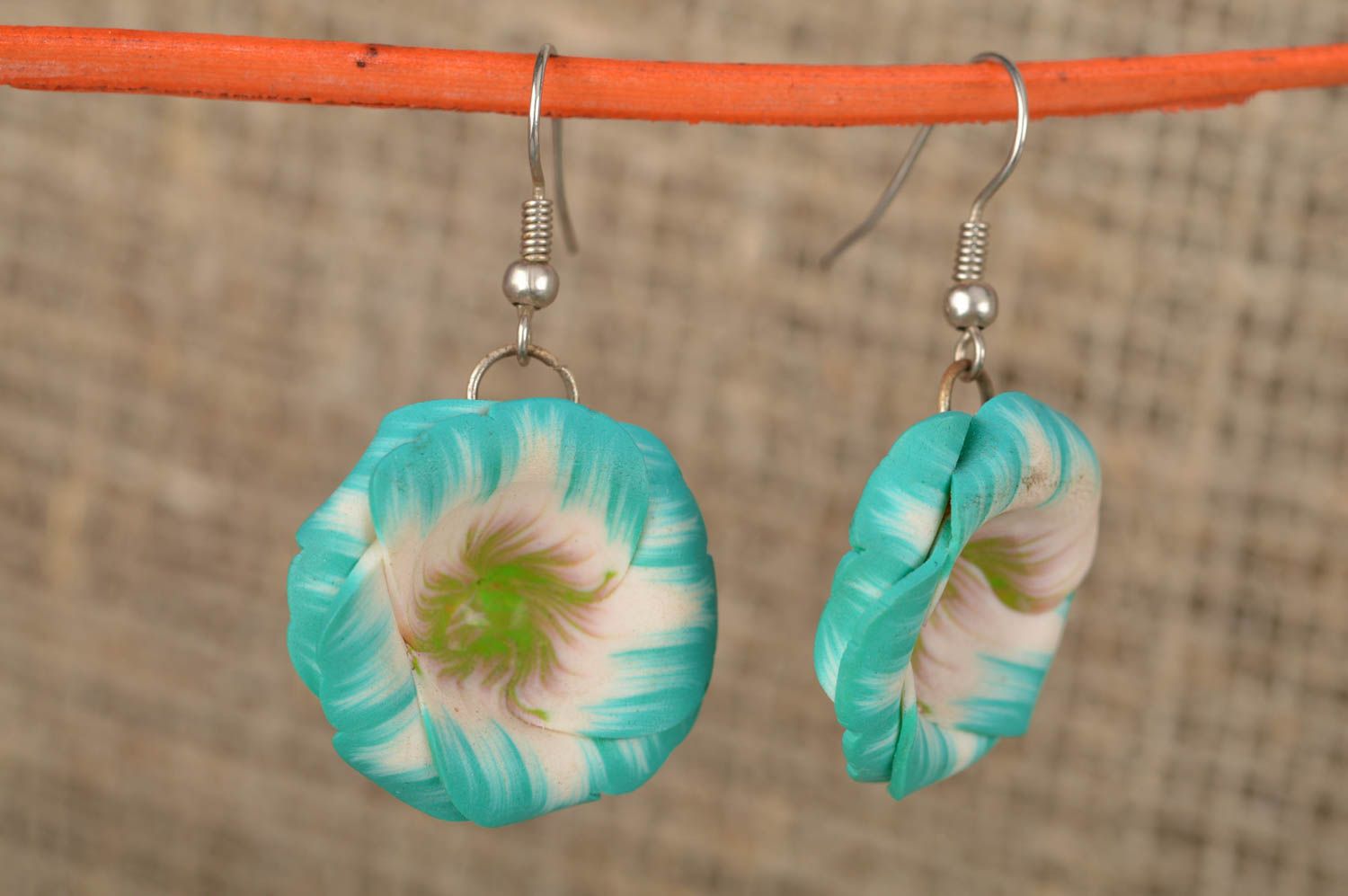 Blaue runde handgemachte Ohrringe aus Polymerton mit Anhängern schöne Blumen foto 1