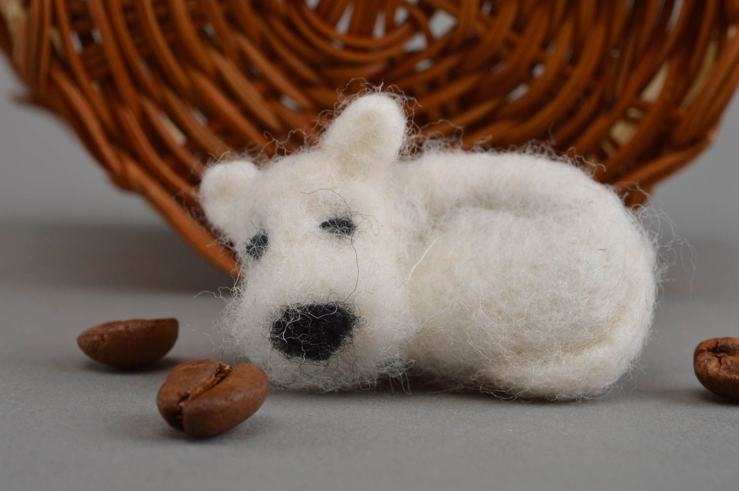 Broche blanche en laine naturelle faite main originale en forme de chien photo 1