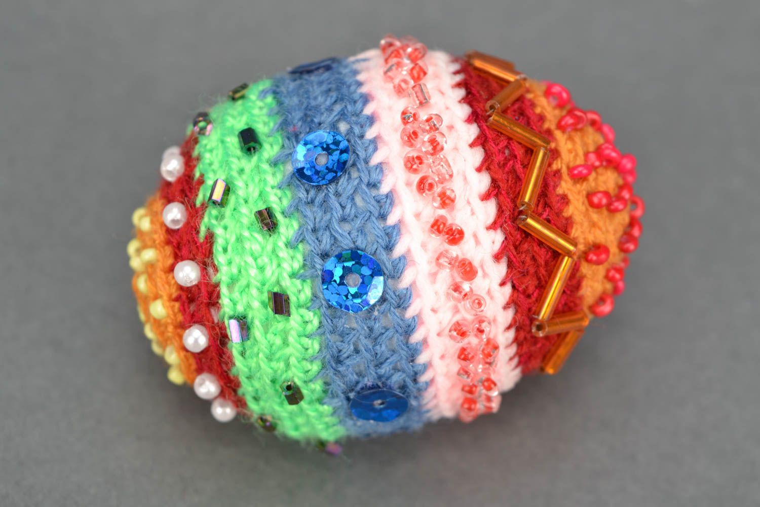 Вязаное пасхальное яйцо декоративное разноцветное фото 3