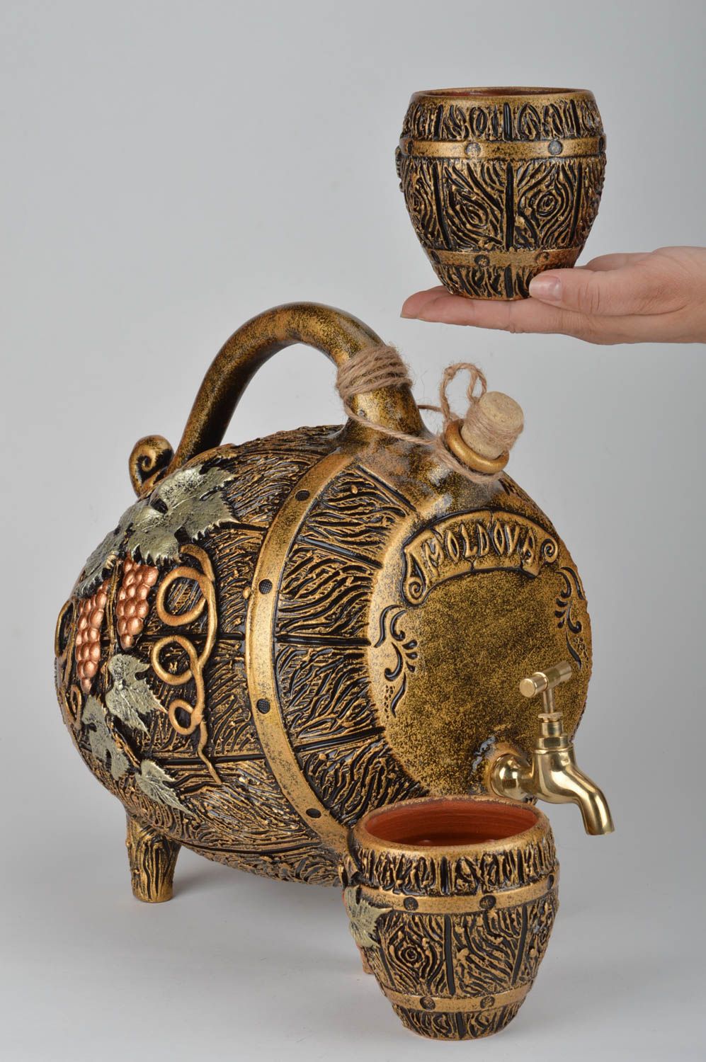 Juego de cerámica artesanal barril para vino con dos copas de arcilla originales foto 3
