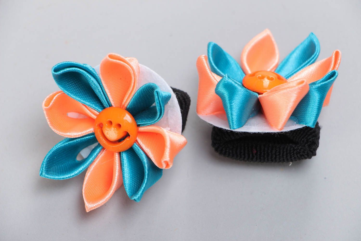 Set of 2 handmade hair ties with two-colored kanzashi flowers for children photo 3