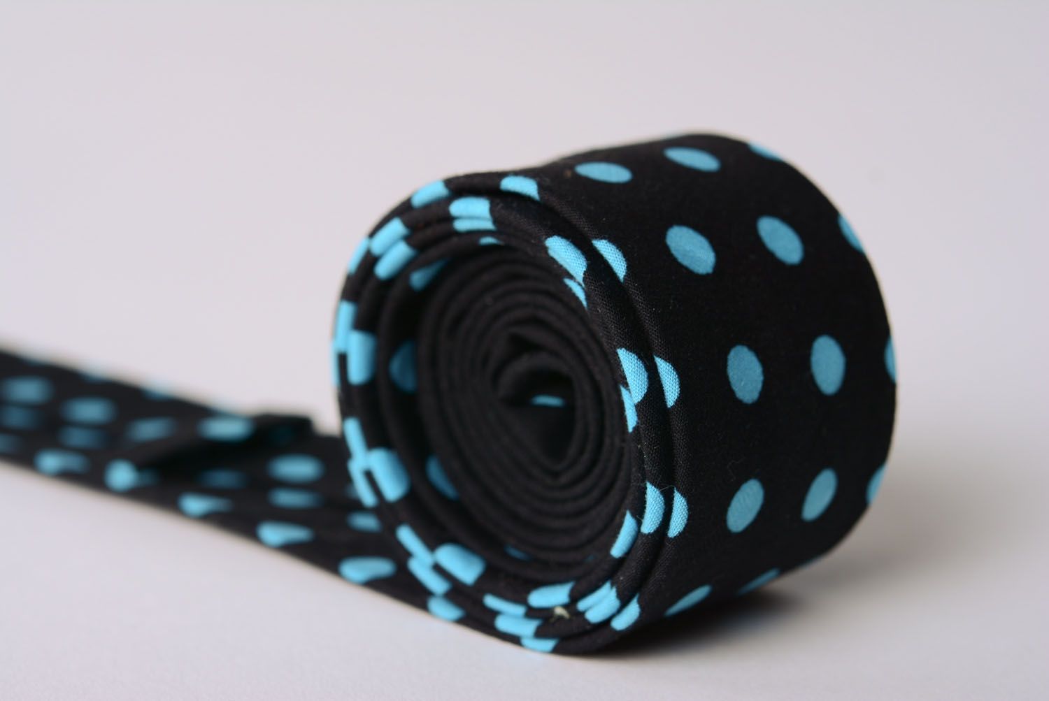 Cravate en coton Noir à pois bleus photo 3