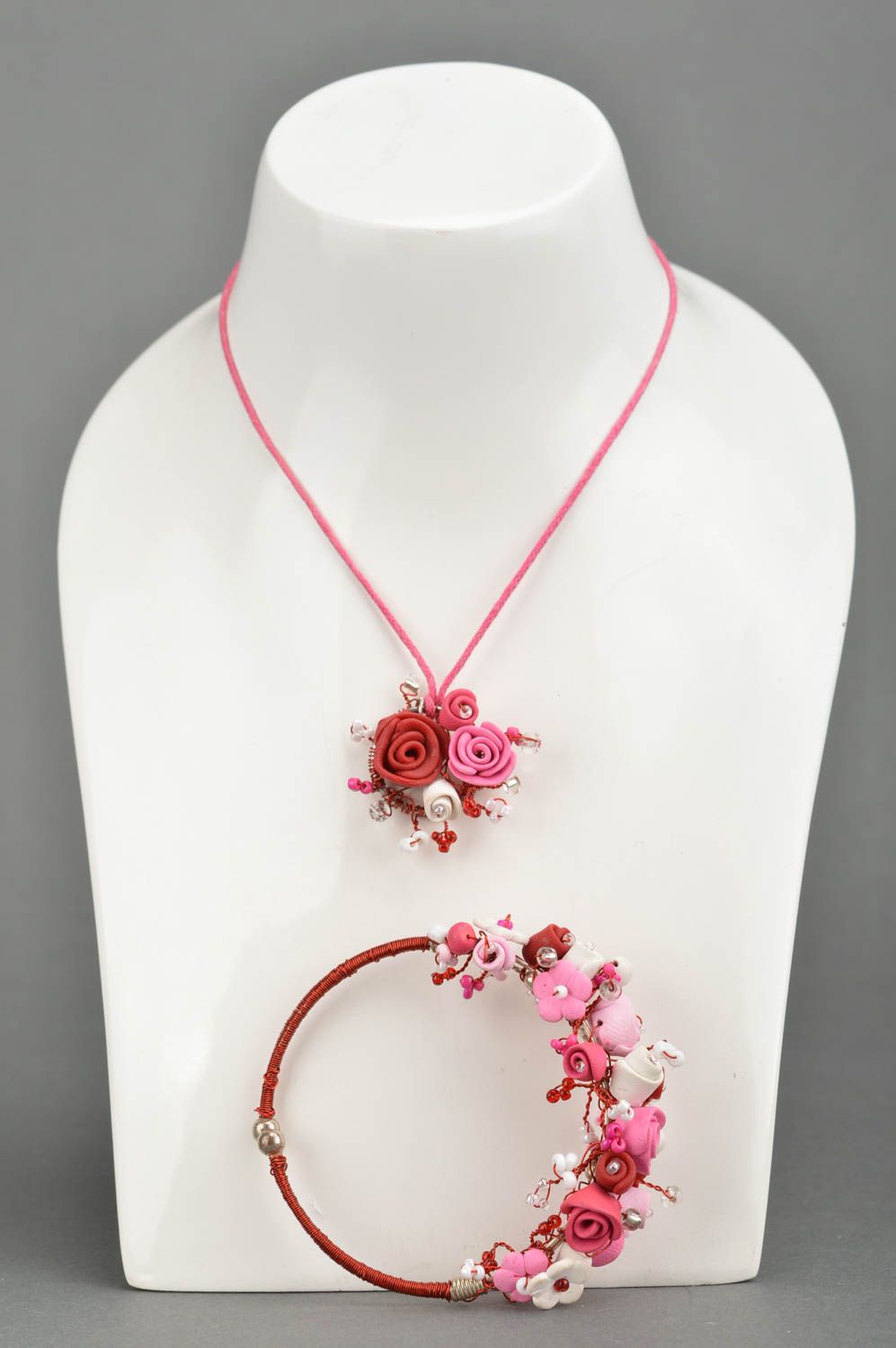 Набор украшений из полимерной глины ручной работы браслет и кулон розовые фото 5