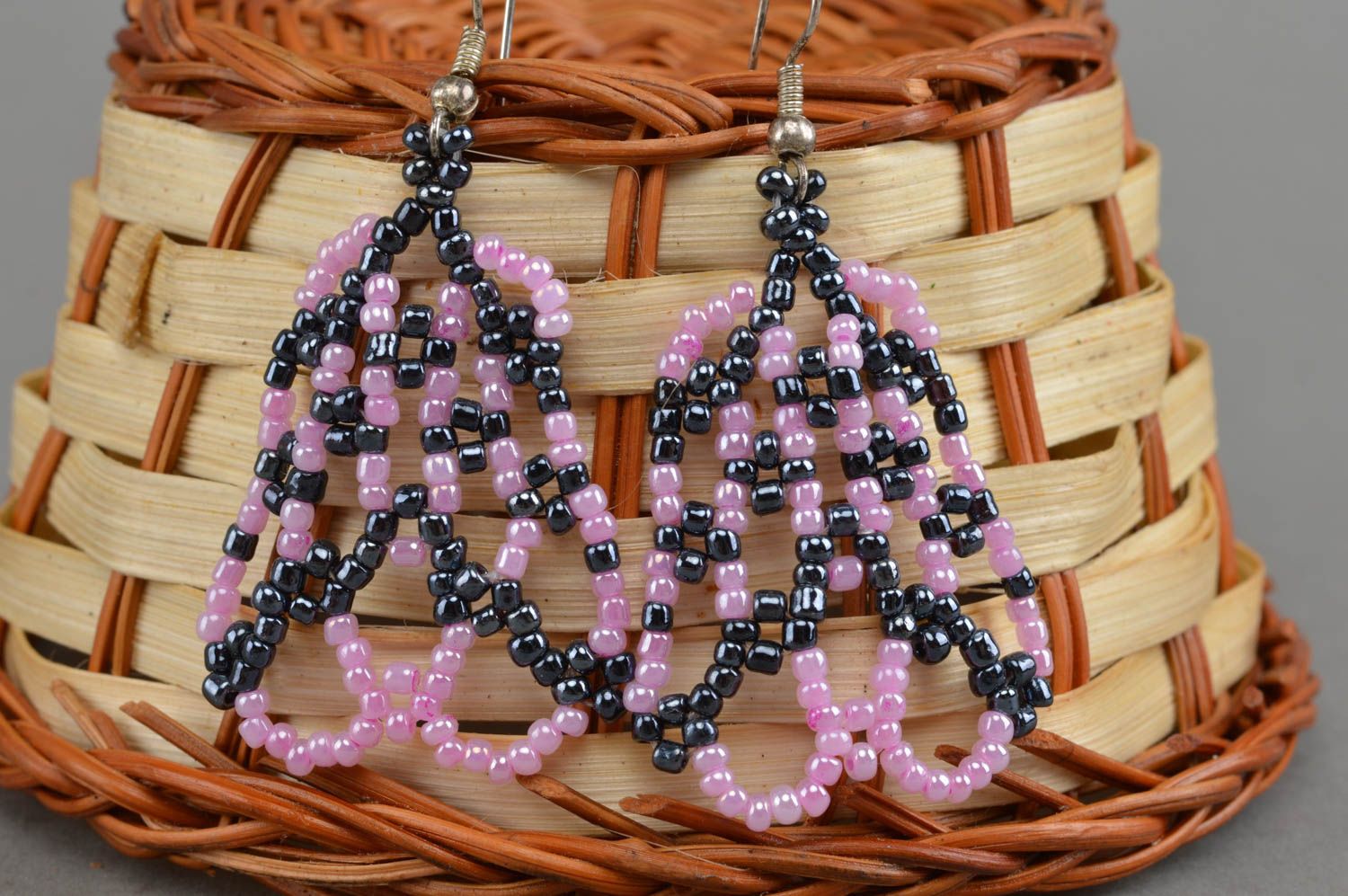 Handmade lange Ohrringe mit Anhängern aus schwarzen und rosa Glasperlen für Dame foto 1