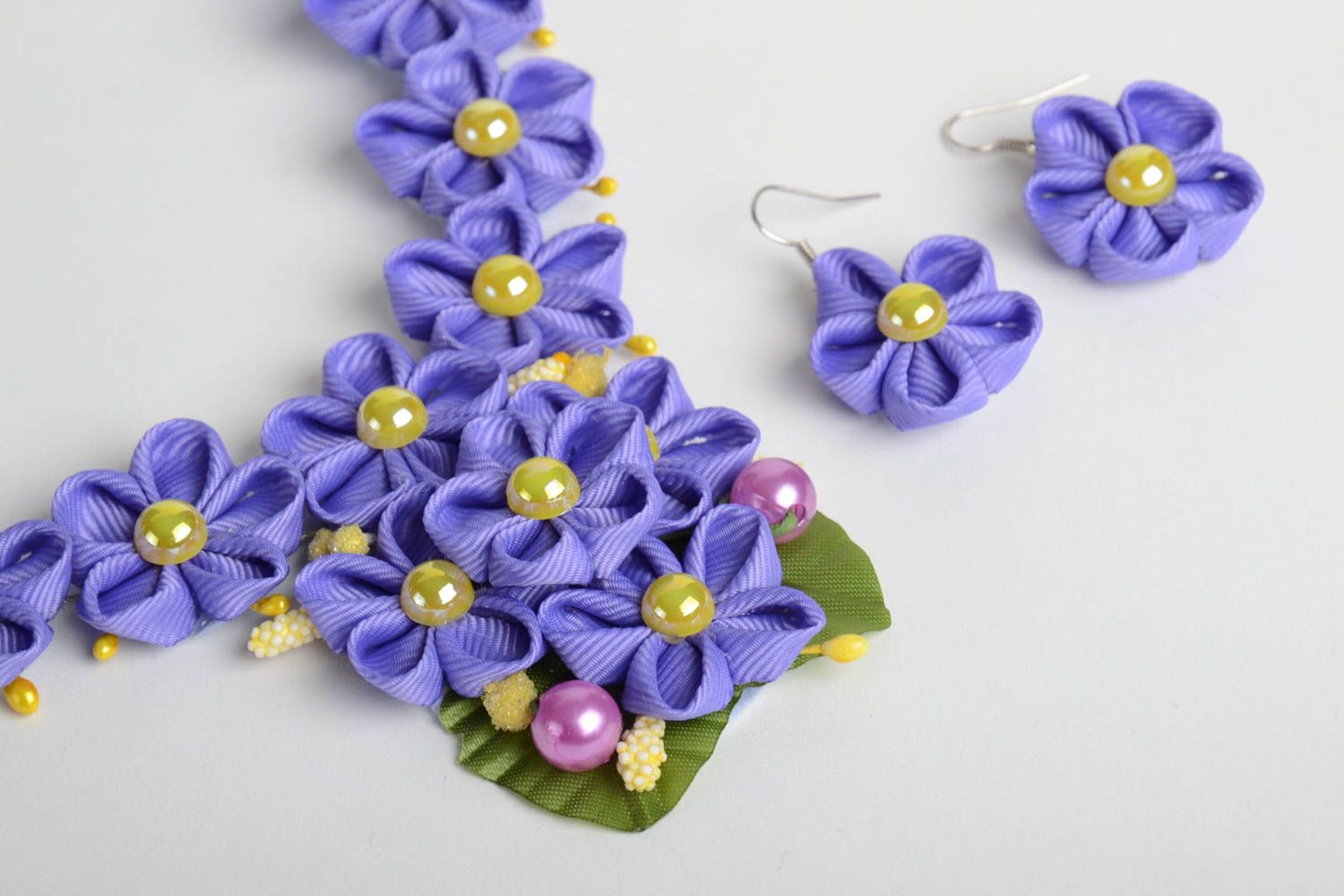 Set di gioielli in tecnica di kanzashi orecchini fiori collana fiori violetti foto 3