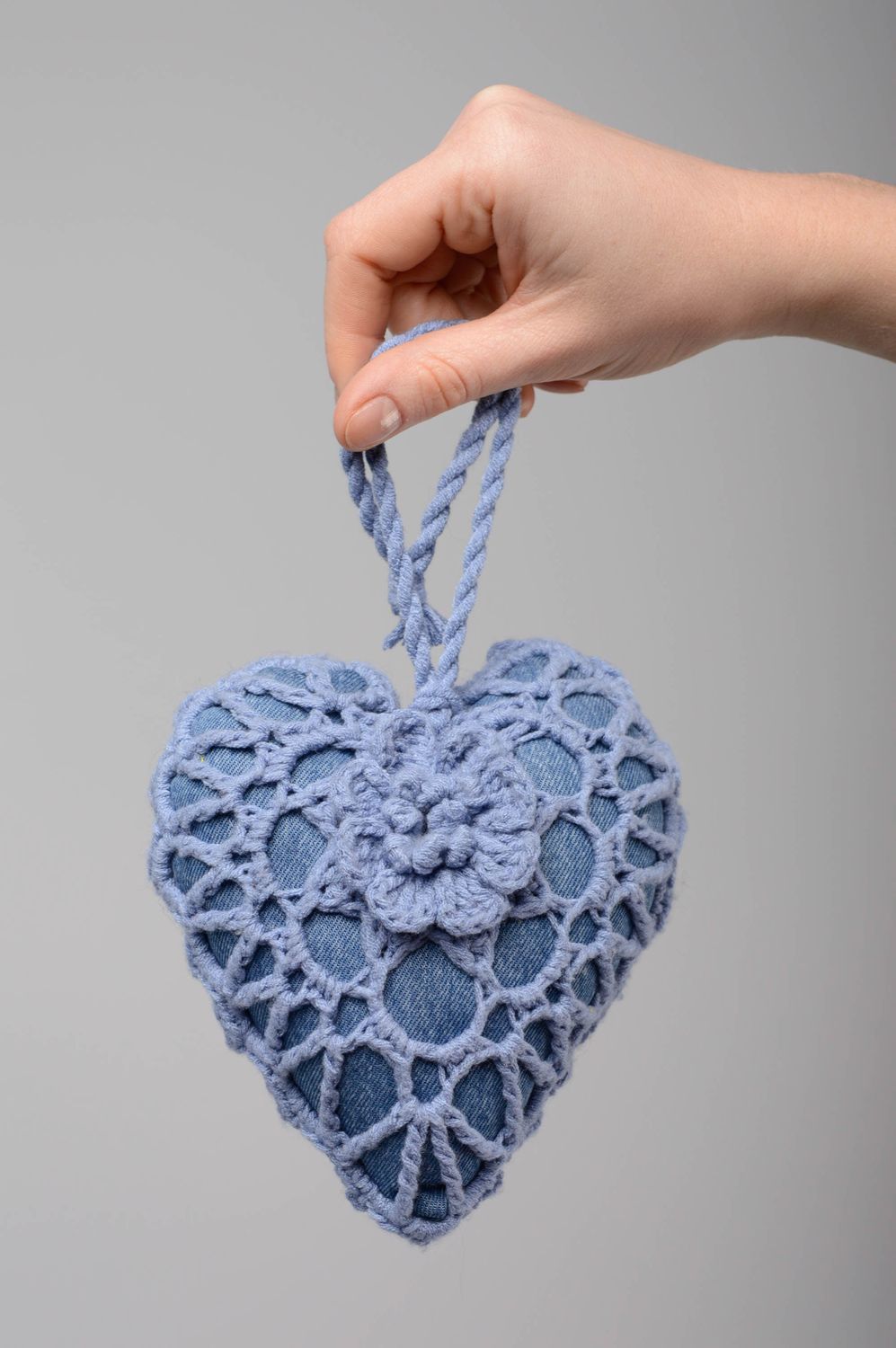 Colgante tejido de hilos artesanal para interior Corazón azul foto 4