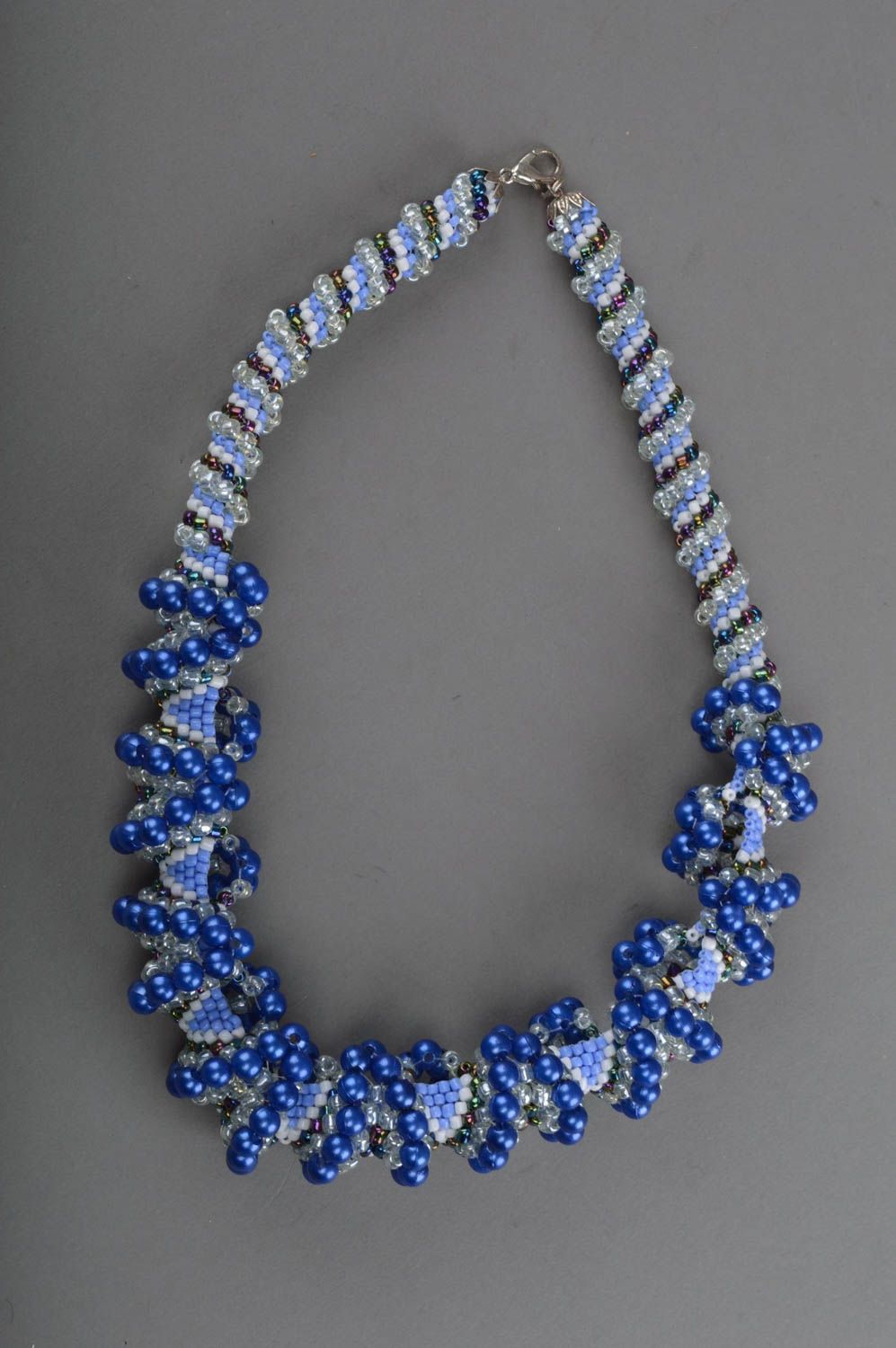 Blaues künstlerisches Collier aus Glasperlen originell schön handgeschaffen foto 3