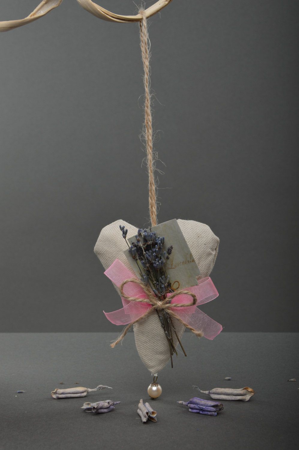Sachet artesanal con forma de corazón con relleno de hierbas aromáticas foto 3