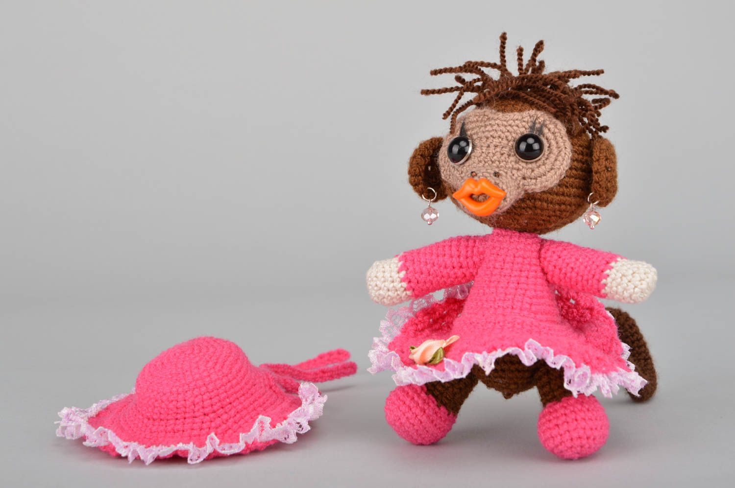 Мягкая вязаная игрушка в виде обезьянки в розовом платьице ручной работы  фото 4